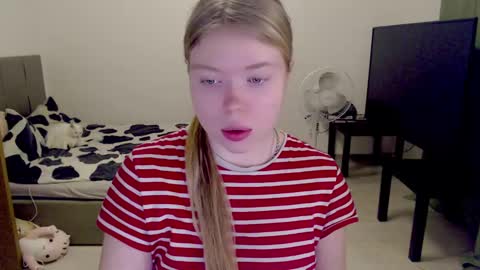 Snapshot of kitten_jenny01 chatting on January 2025 03:09:02 PM Jennyblonde and Emmabrunette online show from January 2025 03:09:02 PM