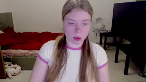 Snapshot of kitten_jenny01 chatting on January 2025 01:41:02 PM Jennyblonde and Emmabrunette online show from January 2025 01:41:02 PM