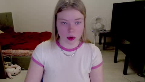 Snapshot of kitten_jenny01 chatting on January 2025 04:43:01 PM Jennyblonde and Emmabrunette online show from January 2025 04:43:01 PM