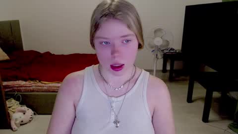 Snapshot of kitten_jenny01 chatting on January 2025 05:14:01 PM Jennyblonde and Emmabrunette online show from January 2025 05:14:01 PM