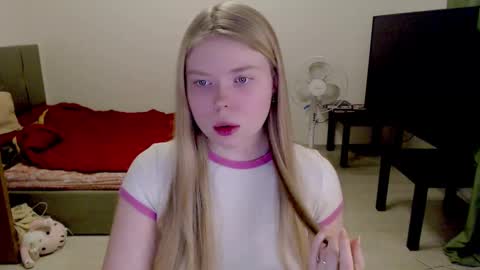Snapshot of kitten_jenny01 chatting on February 2025 05:31:01 PM Jennyblonde and Emmabrunette online show from February 2025 05:31:01 PM