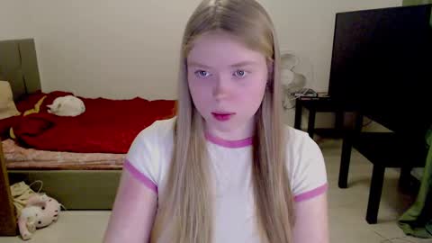 Snapshot of kitten_jenny01 chatting on February 2025 08:35:02 PM Jennyblonde and Emmabrunette online show from February 2025 08:35:02 PM