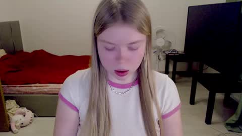 Snapshot of kitten_jenny01 chatting on February 2025 07:40:02 PM Jennyblonde and Emmabrunette online show from February 2025 07:40:02 PM