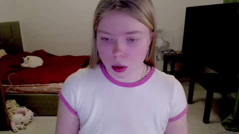 Snapshot of kitten_jenny01 chatting on February 2025 10:43:01 PM Jennyblonde and Emmabrunette online show from February 2025 10:43:01 PM