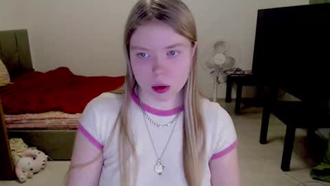 Snapshot of kitten_jenny01 chatting on February 2025 07:59:02 PM Jennyblonde and Emmabrunette online show from February 2025 07:59:02 PM