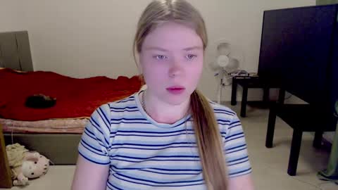 Snapshot of kitten_jenny01 chatting on February 2025 09:39:01 PM Jennyblonde and Emmabrunette online show from February 2025 09:39:01 PM