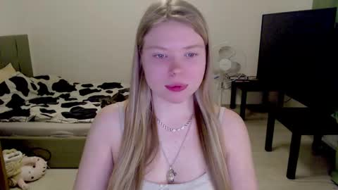Snapshot of kitten_jenny01 chatting on February 2025 09:42:01 PM Jennyblonde and Emmabrunette online show from February 2025 09:42:01 PM