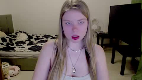 Snapshot of kitten_jenny01 chatting on February 2025 09:47:01 PM Jennyblonde and Emmabrunette online show from February 2025 09:47:01 PM