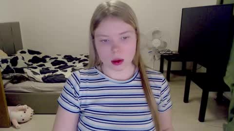 Snapshot of kitten_jenny01 chatting on February 2025 09:54:01 PM Jennyblonde and Emmabrunette online show from February 2025 09:54:01 PM