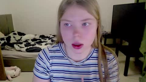 Snapshot of kitten_jenny01 chatting on February 2025 01:00:02 AM Jennyblonde and Emmabrunette online show from February 2025 01:00:02 AM