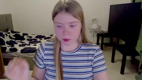Snapshot of kitten_jenny01 chatting on February 2025 09:48:02 PM Jennyblonde and Emmabrunette online show from February 2025 09:48:02 PM