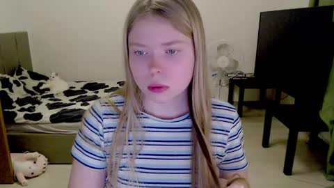 Snapshot of kitten_jenny01 chatting on February 2025 12:51:02 AM Jennyblonde and Emmabrunette online show from February 2025 12:51:02 AM