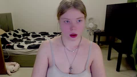 Snapshot of kitten_jenny01 chatting on March 2025 11:47:02 PM Jennyblonde and Emmabrunette online show from March 2025 11:47:02 PM