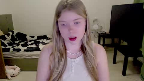 Snapshot of kitten_jenny01 chatting on March 2025 10:43:01 PM Jennyblonde and Emmabrunette online show from March 2025 10:43:01 PM