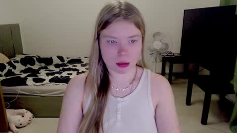 Snapshot of kitten_jenny01 chatting on March 2025 10:34:02 PM Jennyblonde and Emmabrunette online show from March 2025 10:34:02 PM