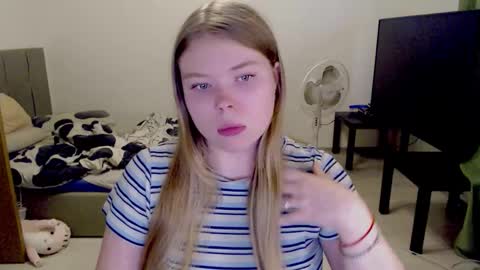 Snapshot of kitten_jenny01 chatting on September 2025 02:40:02 PM Jennyblonde and Emmabrunette online show from September 2025 02:40:02 PM