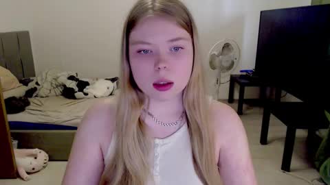 Snapshot of kitten_jenny01 chatting on September 2025 02:19:01 PM Jennyblonde and Emmabrunette online show from September 2025 02:19:01 PM