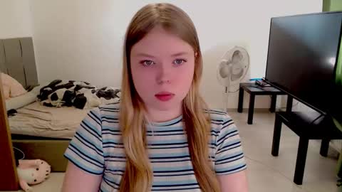 Snapshot of kitten_jenny01 chatting on September 2025 11:37:01 AM Jennyblonde and Emmabrunette online show from September 2025 11:37:01 AM