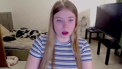 Snapshot of kitten_jenny01 chatting on October 2025 01:55:02 PM Jennyblonde and Emmabrunette online show from October 2025 01:55:02 PM