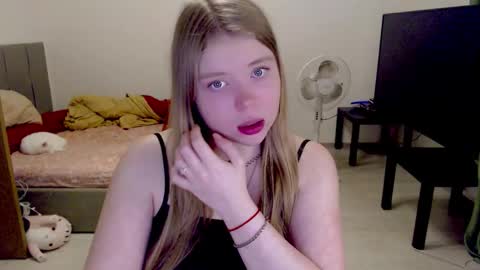 Snapshot of kitten_jenny01 chatting on October 2025 01:40:02 PM Jennyblonde and Emmabrunette online show from October 2025 01:40:02 PM