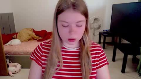 Snapshot of kitten_jenny01 chatting on October 2025 10:30:01 AM Jennyblonde and Emmabrunette online show from October 2025 10:30:01 AM