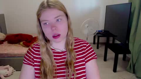 Snapshot of kitten_jenny01 chatting on May 2026 03:45:02 AM Jennyblonde and Emmabrunette online show from May 2026 03:45:02 AM