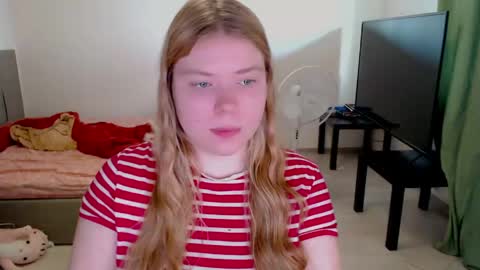 Snapshot of kitten_jenny01 chatting on May 2026 02:45:01 PM Jennyblonde and Emmabrunette online show from May 2026 02:45:01 PM