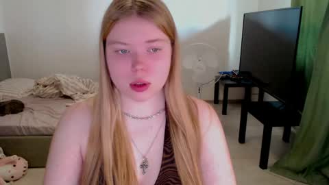 Snapshot of kitten_jenny01 chatting on May 2026 01:07:02 PM Jennyblonde and Emmabrunette online show from May 2026 01:07:02 PM