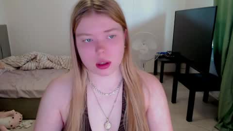 Snapshot of kitten_jenny01 chatting on May 2026 01:30:02 PM Jennyblonde and Emmabrunette online show from May 2026 01:30:02 PM