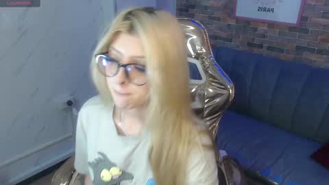 kitty_fox_b online show from March 2025 03:52:01 PM