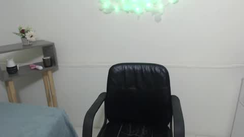 Snapshot of kittylove_x chatting on June 2026 05:44:01 PM kittylove_x online show from June 2026 05:44:01 PM