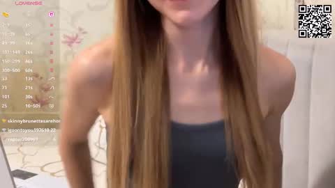 Snapshot of klikerstokens chatting on December 2025 07:44:01 PM Louise and Mark online show from December 2025 07:44:01 PM