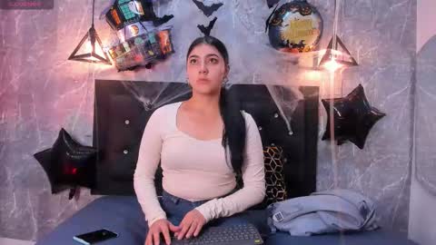 Kystal Taylor online show from November 2025 01:02:01 PM