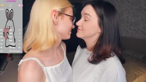 Violet and Isabel online show from May 2026 07:18:02 PM