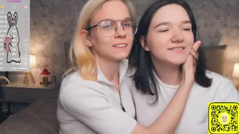 Violet and Isabel online show from June 2026 07:16:02 PM