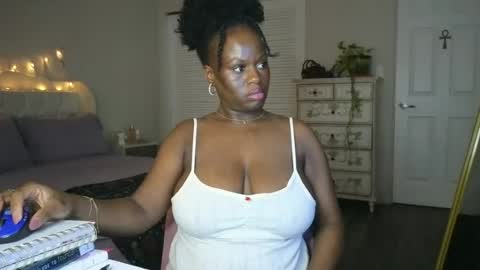 Snapshot of ladiosa_selene chatting on July 2026 02:42:02 AM La Diosa Selene online show from July 2026 02:42:02 AM
