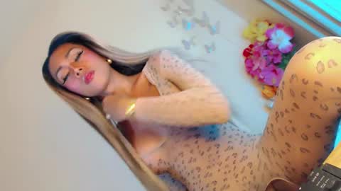 Snapshot of lady_in_black18 chatting on January 2025 12:34:02 AM Stella online show from January 2025 12:34:02 AM