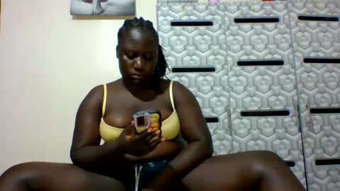 Snapshot of ladyblossoms19 chatting on December 2024 12:13:01 AM lindah32 online show from December 2024 12:13:01 AM