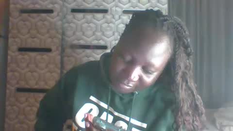 lindah32 online show from November 2025 09:35:02 PM