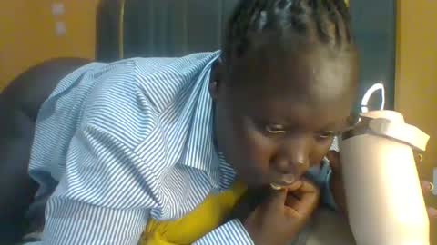 Snapshot of ladyblossoms19 chatting on May 2026 10:37:02 PM lindah32 online show from May 2026 10:37:02 PM