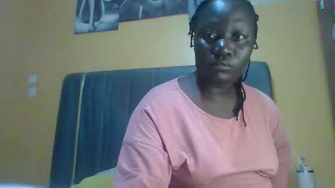 Snapshot of ladyblossoms19 chatting on June 2026 01:28:02 AM lindah32 online show from June 2026 01:28:02 AM