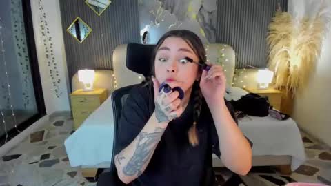 Lady  online show from February 2026 04:20:01 AM