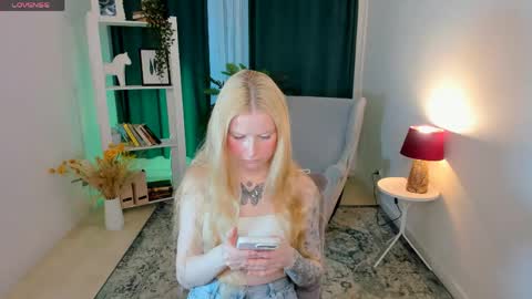 Snapshot of laly_peach chatting on April 2026 11:27:02 AM Laly online show from April 2026 11:27:02 AM