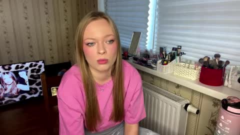 Snapshot of lanniecastellow chatting on March 2026 11:33:02 AM Hello My name is Lola online show from March 2026 11:33:02 AM