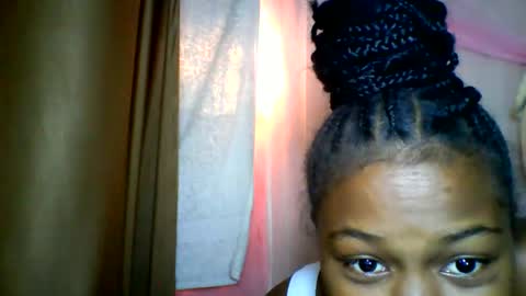 Snapshot of lara_belle chatting on May 2026 06:29:01 AM lara_belle online show from May 2026 06:29:01 AM