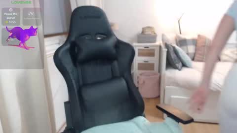 Lara online show from December 2025 07:54:02 PM