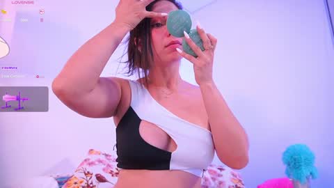 Snapshot of lara_giraldo chatting on February 2025 03:10:02 AM Hello Guys I am Lara Giraldo WELCOME To my room online show from February 2025 03:10:02 AM