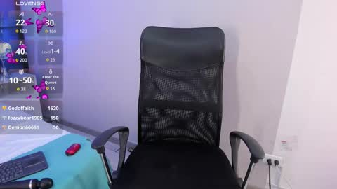 Lara online show from November 2025 03:09:02 AM