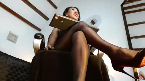 Laryssa online show from September 2025 01:33:01 PM