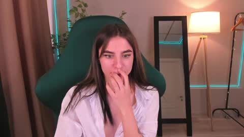 lasly_moon online show from April 2026 01:42:02 AM